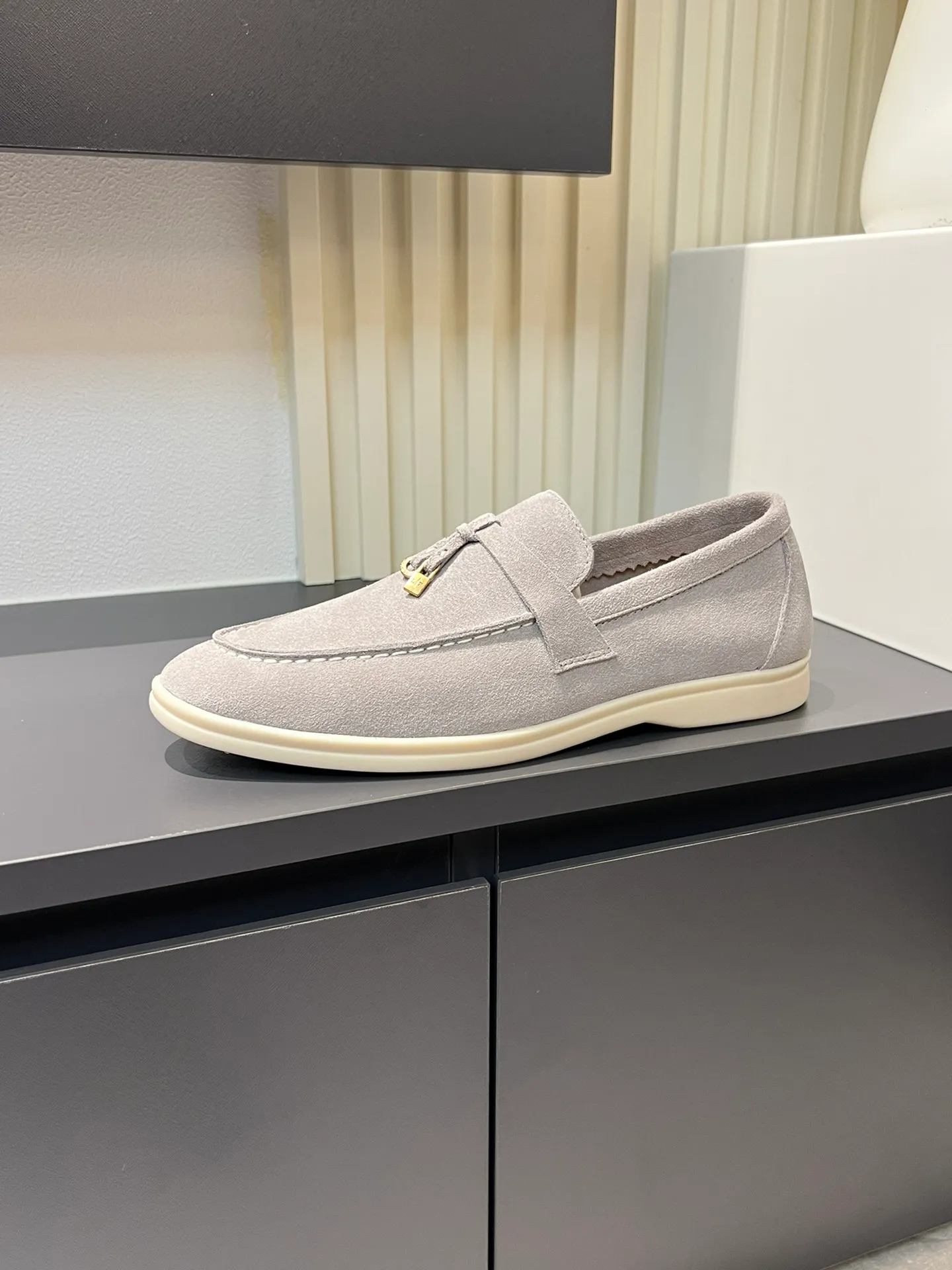Men's shoes 💰p360 "Loro men's shoes 💰pian'*" Classic L men's shoes for couples 💰p Top version British flat loafers, a must-have item in old money style, the minimalist design is eye-catching and durable, a plus point for dressing The soft foot feel and texture are outstanding. They don’t scratch your feet and are very nice. They are matched with soft and waxy soles. They can be worn daily for a long time without getting tired. They are easy to wear, versatile and classic items, with perfect foot feel and texture! Imported cashmere fabric, the lining is made of imported A-grade water-dyed cow lining, the top version of the genuine leather midsole is sewn with pure handmade mark thread! Size: Female 35-40 (34. Customized) Male 38-44 (45.46. Customized)